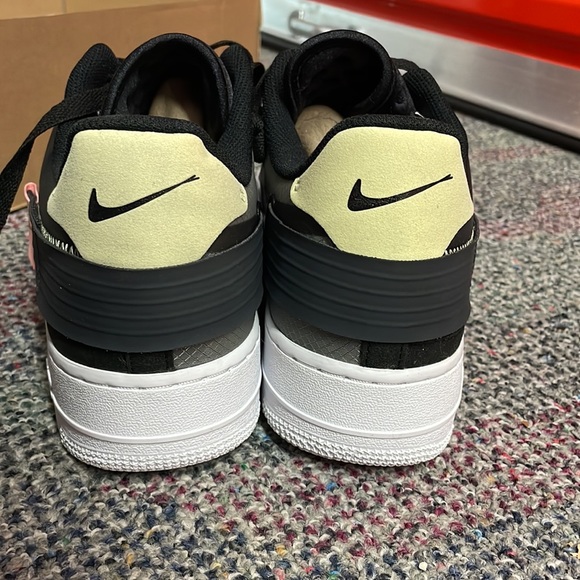 Nike - Picture 5 of 8